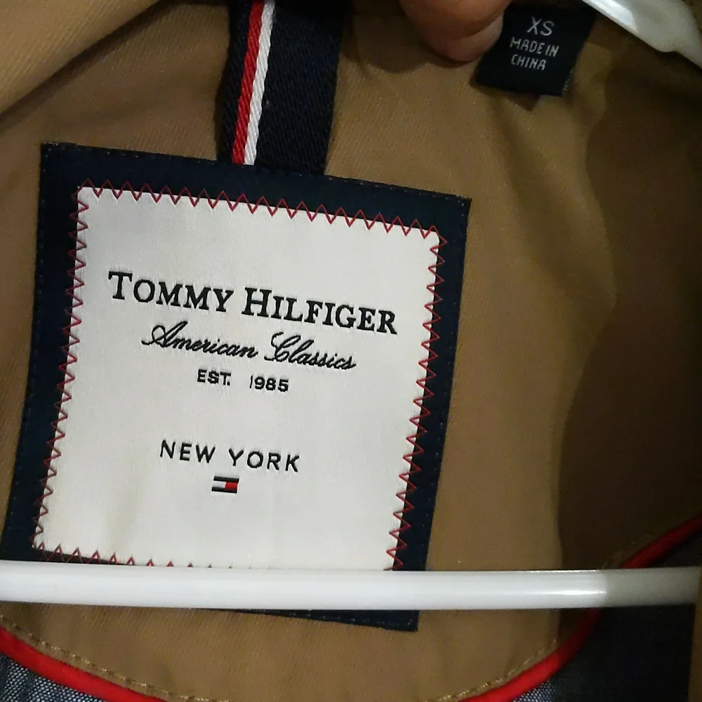 Classic Tommy Hilfiger Double-breasted Trench w/ Hood, Belt,& Pockets sz XS, Tan - Picture 10 of 14